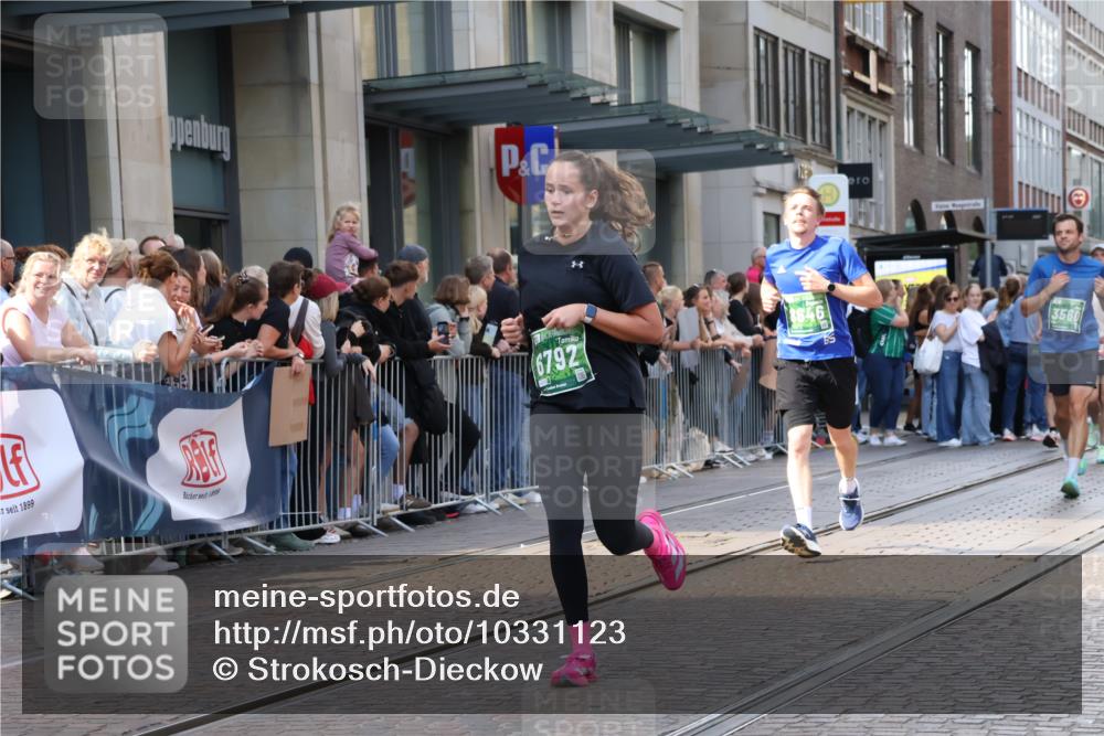 13.09.2026 - 21. swb-Marathon Bremen Strokosch-Dieckow http://msf.ph/oto/10331123 13.09.2026 13:22:31 Ziel 388, 913, 1963, 2040, 2402, 2771, 2806, 3145, 3560, 4483, 6707, 6737, 6792, 7586, 7909, 8377, 8547, 8551, 8646, 8671, 8672, 8694, 9090, 9510, 1601, 1933, 2481, 2499, 3855, 4204, 4211, 4697, 6621, 6891, 7586, 7625, 7917, 8447, 8547, 8574, 8694, 9668 meine-sportfotos.de