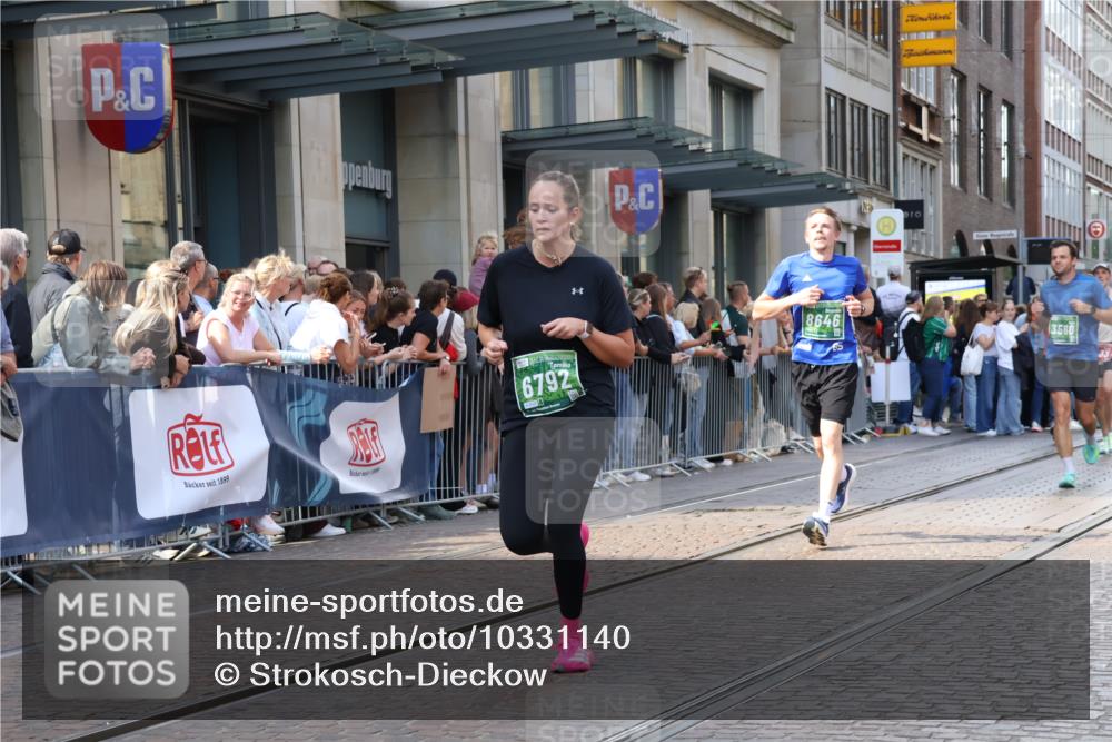 13.09.2026 - 21. swb-Marathon Bremen Strokosch-Dieckow http://msf.ph/oto/10331140 13.09.2026 13:22:32 Ziel 388, 913, 1963, 2040, 2402, 2771, 2806, 3098, 3145, 3560, 4483, 6707, 6737, 6792, 7909, 8377, 8551, 8646, 8671, 8672, 8819, 8820, 9090, 9510, 1601, 1933, 2481, 2499, 3855, 4204, 4211, 4483, 4697, 6621, 6891, 7586, 7625, 8447, 8547, 8574, 8694, 9668 meine-sportfotos.de