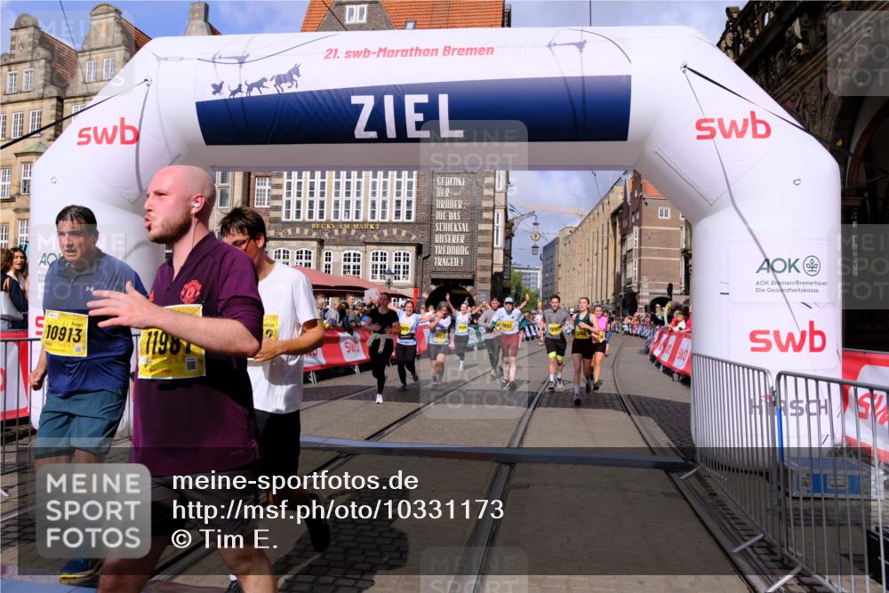 13.09.2026 - 21. swb-Marathon Bremen Tim E. http://msf.ph/oto/10331173 13.09.2026 11:04:21 Ziel 10152, 10390, 10403, 10516, 10607, 10659, 10671, 10672, 10720, 10726, 10912, 10913, 10918, 11149, 11221, 11318, 11319, 11470, 11471, 11511, 11539, 11618, 11726, 11909, 11967, 12001, 12103, 12113, 12140, 12260, 12276, 12392, 12433, 12504 meine-sportfotos.de