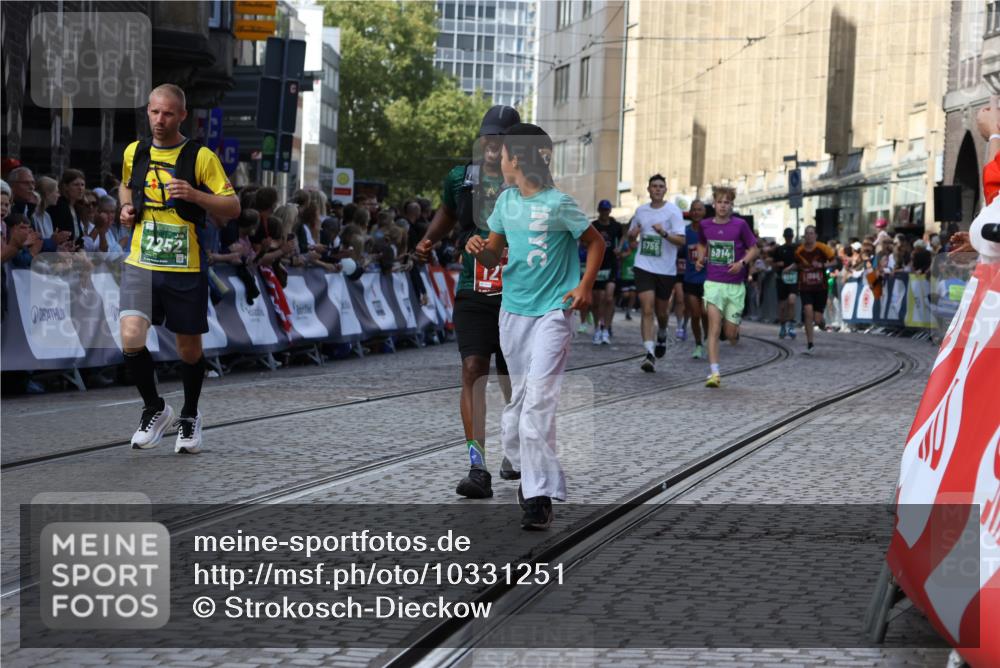 13.09.2026 - 21. swb-Marathon Bremen Strokosch-Dieckow http://msf.ph/oto/10331251 13.09.2026 13:25:23 Ziel 972, 1080, 1166, 1264, 1436, 1448, 2322, 2761, 3105, 4091, 4113, 4507, 4918, 4973, 6079, 6360, 6544, 6943, 7409, 7854, 8245, 9073, 9152, 9360, 9493, 13088, 191, 209, 1650, 3124, 3186, 3806, 4717, 5703, 5755, 5814, 7252, 8545, 8597, 8695, 8890, 9468, 9506 meine-sportfotos.de
