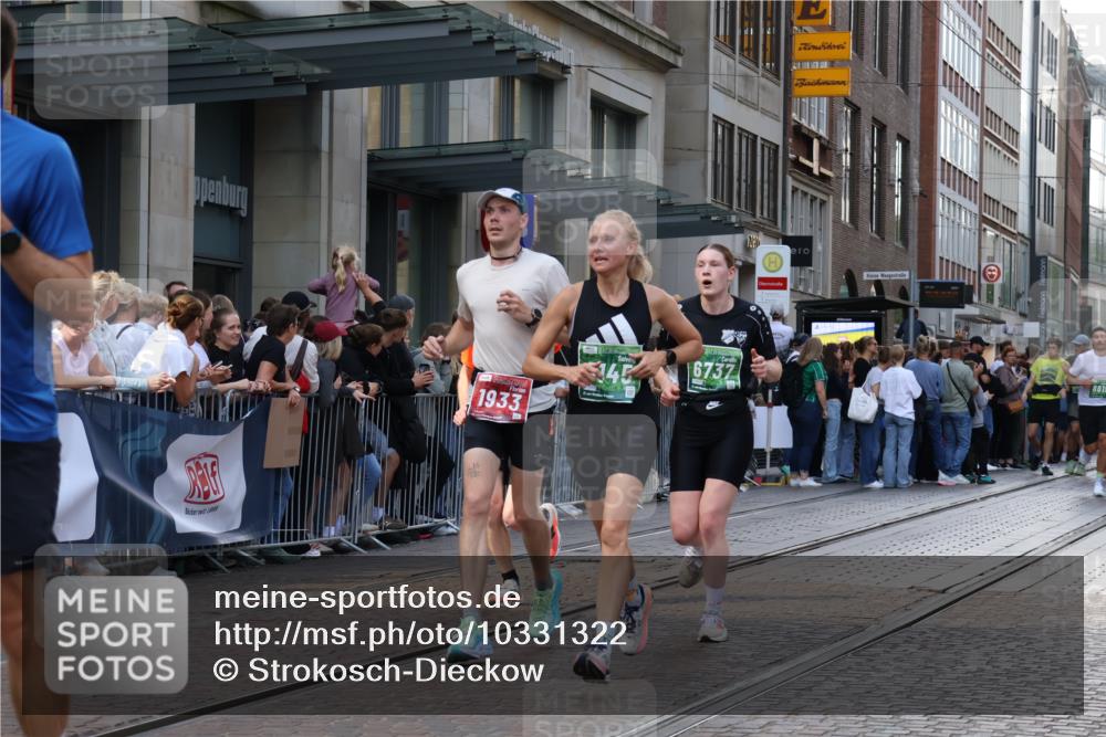 13.09.2026 - 21. swb-Marathon Bremen Strokosch-Dieckow http://msf.ph/oto/10331322 13.09.2026 13:22:37 Ziel 913, 1809, 1935, 1963, 2040, 2367, 2806, 2914, 3098, 3145, 3233, 3560, 5114, 6707, 6737, 6792, 7909, 8377, 8551, 8646, 8671, 8672, 8819, 8820, 9510, 9921, 388, 1933, 2402, 2481, 2499, 2771, 3855, 4204, 4211, 4483, 4697, 6891, 7586, 8447, 8547, 8574, 8694, 9090, 9510, 9668 meine-sportfotos.de