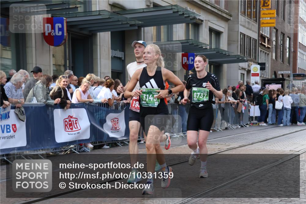 13.09.2026 - 21. swb-Marathon Bremen Strokosch-Dieckow http://msf.ph/oto/10331359 13.09.2026 13:22:37 Ziel 913, 1809, 1935, 1963, 2040, 2367, 2806, 2914, 3098, 3145, 3233, 3560, 5114, 6707, 6737, 6792, 7909, 8377, 8551, 8646, 8671, 8672, 8819, 8820, 9510, 9921, 388, 1933, 2402, 2481, 2499, 2771, 3855, 4204, 4211, 4483, 4697, 6891, 7586, 8447, 8547, 8574, 8694, 9090, 9510, 9668 meine-sportfotos.de