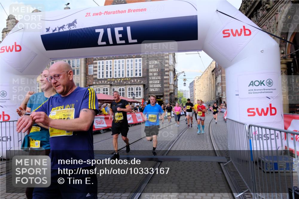 13.09.2026 - 21. swb-Marathon Bremen Tim E. http://msf.ph/oto/10333167 13.09.2026 11:05:26 Ziel 10370, 10411, 10465, 10576, 10697, 10718, 10800, 10802, 10850, 10975, 10995, 11102, 11105, 11157, 11218, 11281, 11326, 11584, 11616, 11722, 11900, 12002, 12011, 12064, 12079, 12080, 12099, 12235, 12335, 12522 meine-sportfotos.de