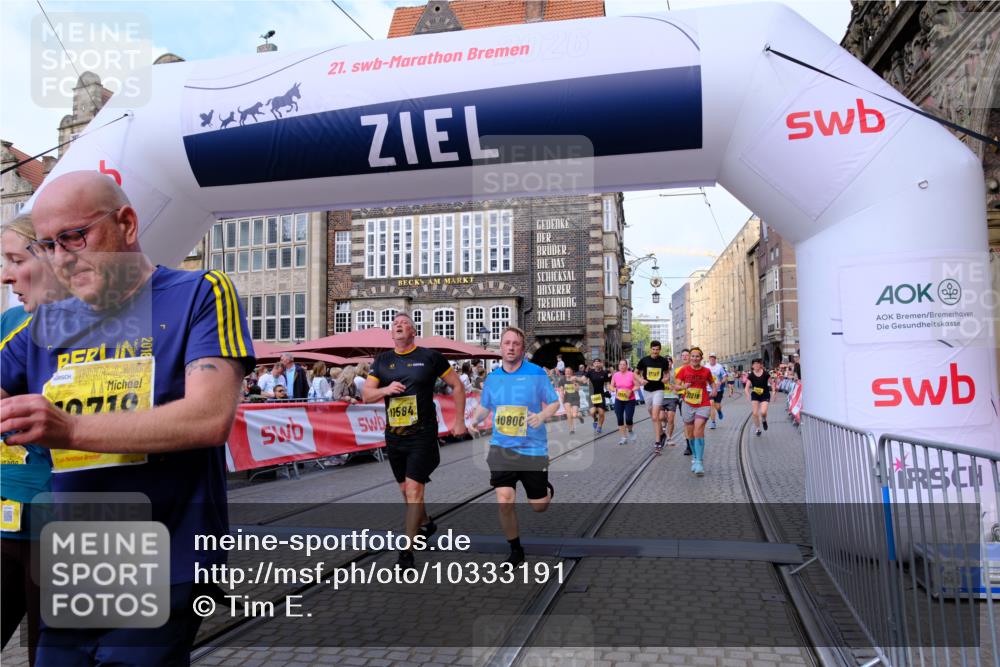 13.09.2026 - 21. swb-Marathon Bremen Tim E. http://msf.ph/oto/10333191 13.09.2026 11:05:27 Ziel 10370, 10411, 10465, 10576, 10697, 10718, 10800, 10802, 10850, 10975, 10995, 11102, 11105, 11157, 11218, 11281, 11326, 11584, 11616, 11722, 11900, 12002, 12011, 12064, 12079, 12080, 12099, 12335, 12522 meine-sportfotos.de