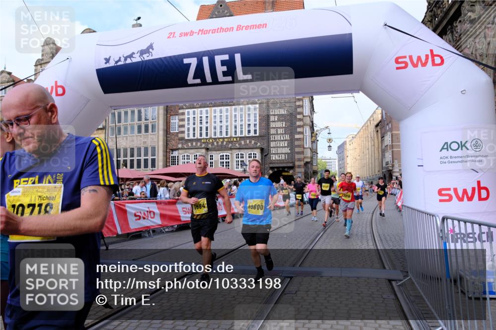 13.09.2026 - 21. swb-Marathon Bremen Tim E. http://msf.ph/oto/10333198 13.09.2026 11:05:27 Ziel 10370, 10411, 10465, 10576, 10697, 10718, 10800, 10802, 10850, 10975, 10995, 11102, 11105, 11157, 11218, 11281, 11326, 11584, 11616, 11722, 11900, 12002, 12011, 12064, 12079, 12080, 12099, 12335, 12522 meine-sportfotos.de