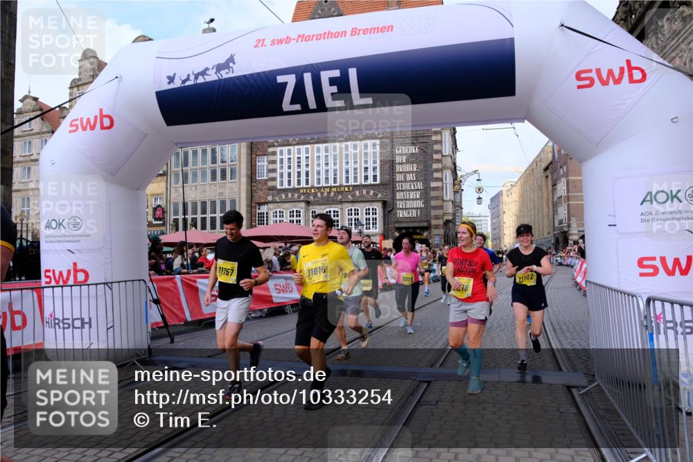 13.09.2026 - 21. swb-Marathon Bremen Tim E. http://msf.ph/oto/10333254 13.09.2026 11:05:29 Ziel 10370, 10411, 10465, 10576, 10697, 10718, 10800, 10802, 10850, 10975, 10995, 11102, 11105, 11157, 11218, 11281, 11326, 11584, 11616, 11722, 11900, 12002, 12011, 12064, 12079, 12080, 12099, 12335 meine-sportfotos.de