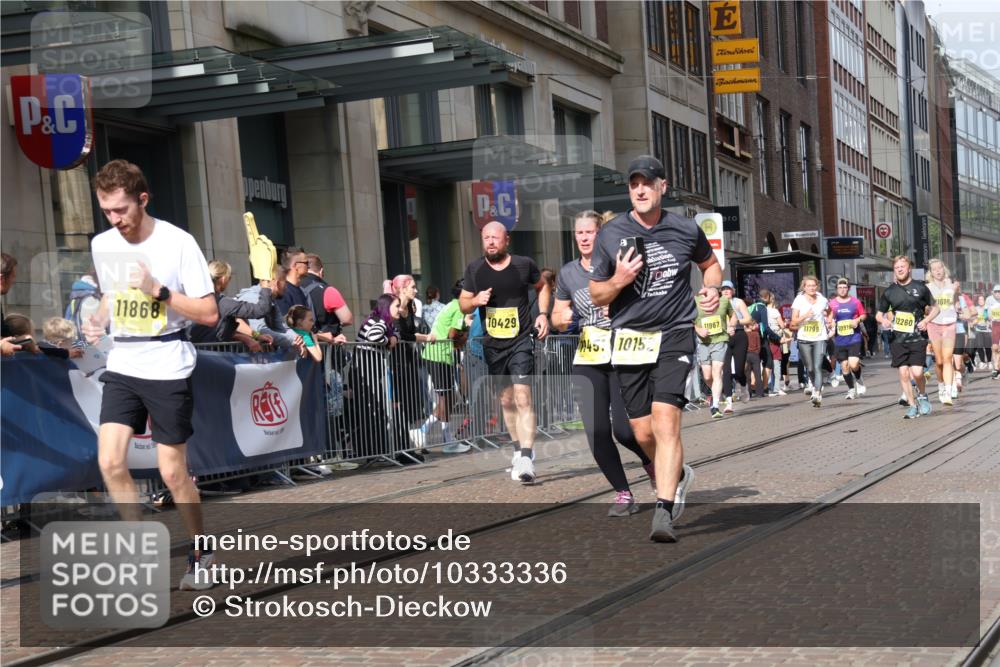 13.09.2026 - 21. swb-Marathon Bremen Strokosch-Dieckow http://msf.ph/oto/10333336 13.09.2026 11:03:39 Ziel 10152, 10357, 10390, 10403, 10429, 10516, 10607, 10659, 10671, 10672, 10720, 10726, 10796, 10912, 10913, 10918, 11149, 11318, 11319, 11325, 11451, 11470, 11471, 11511, 11539, 11618, 11868, 11909, 11967, 12001, 12103, 12113, 12140, 12260, 12392, 12433, 12504, 10090, 10091, 10092, 10187, 10309, 10327, 10420, 10569, 10724, 10902, 10904, 10950, 11211, 11411, 11595, 11598, 11655, 11746, 11773, 12074, 12184, 12185, 12611 meine-sportfotos.de