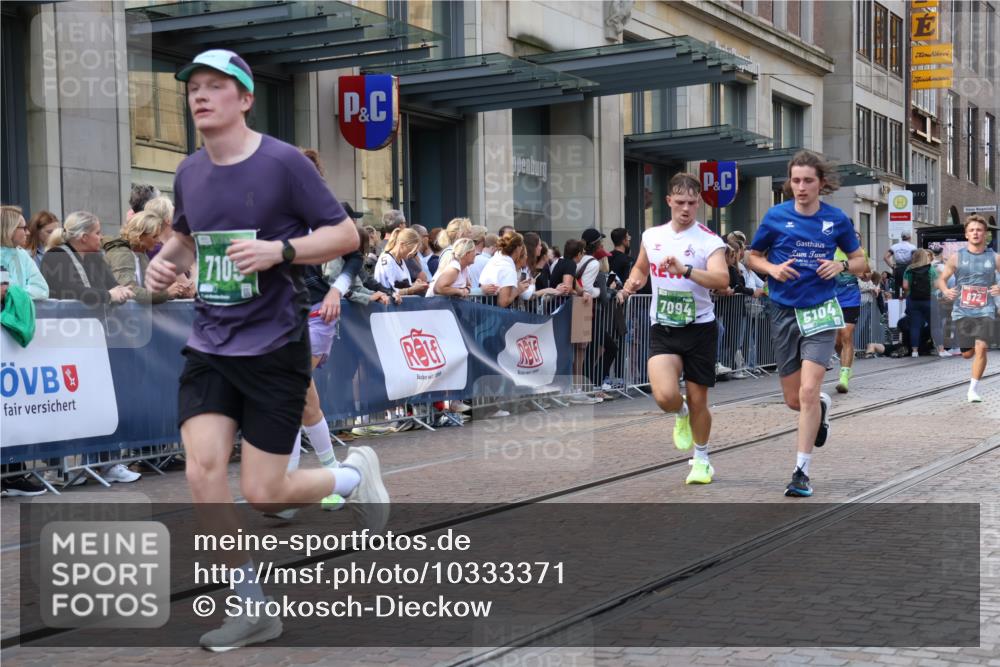 13.09.2026 - 21. swb-Marathon Bremen Strokosch-Dieckow http://msf.ph/oto/10333371 13.09.2026 13:23:44 Ziel 102, 342, 776, 909, 1199, 2210, 2288, 2370, 2517, 2967, 3044, 3372, 4671, 5012, 5104, 5146, 5208, 5257, 5397, 5481, 5623, 5928, 6105, 6332, 6772, 7059, 7094, 7105, 7357, 7475, 7761, 8051, 8052, 8082, 8179, 9087, 9916, 10059, 10115, 13007, 13197, 13219, 135, 672, 2288, 2371, 2409, 2485, 2490, 2560, 2627, 3078, 3138, 3173, 3642, 3856, 3861, 3939, 4601, 5011, 5116, 5231, 5908, 6157, 6332, 6648, 6843, 6848, 7216, 8095, 8290, 8560, 9088, 9196 meine-sportfotos.de