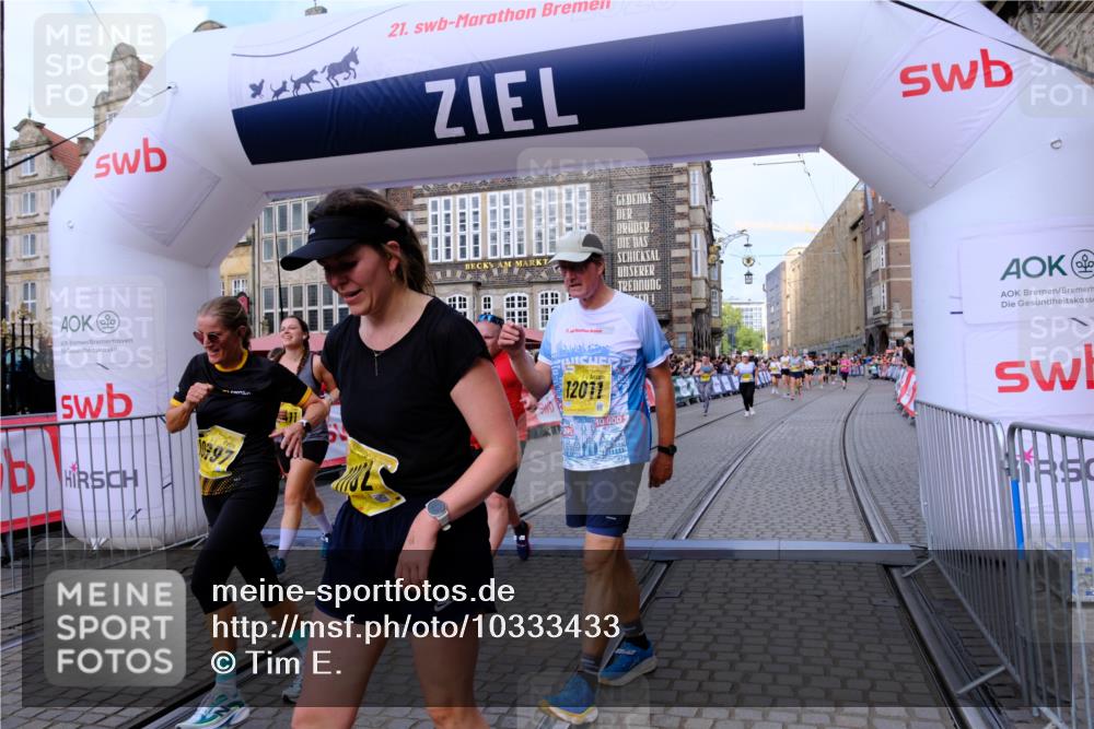 13.09.2026 - 21. swb-Marathon Bremen Tim E. http://msf.ph/oto/10333433 13.09.2026 11:05:34 Ziel 10370, 10411, 10576, 10697, 10717, 10718, 10800, 10802, 10995, 11102, 11105, 11157, 11218, 11281, 11326, 11334, 11584, 11616, 11722, 11900, 12011, 12079, 12080, 12099, 12251, 12335 meine-sportfotos.de