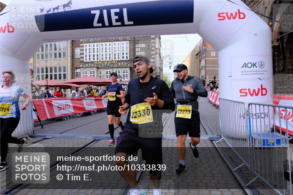 13.09.2026 - 21. swb-Marathon Bremen Tim E. http://msf.ph/oto/10333839 13.09.2026 11:05:49 Ziel 10186, 10259, 10260, 10432, 10717, 10864, 11146, 11314, 11334, 11387, 11394, 11520, 11521, 11571, 11572, 11724, 11791, 11892, 11947, 12055, 12156, 12251, 12273, 12330, 12362, 12501 meine-sportfotos.de