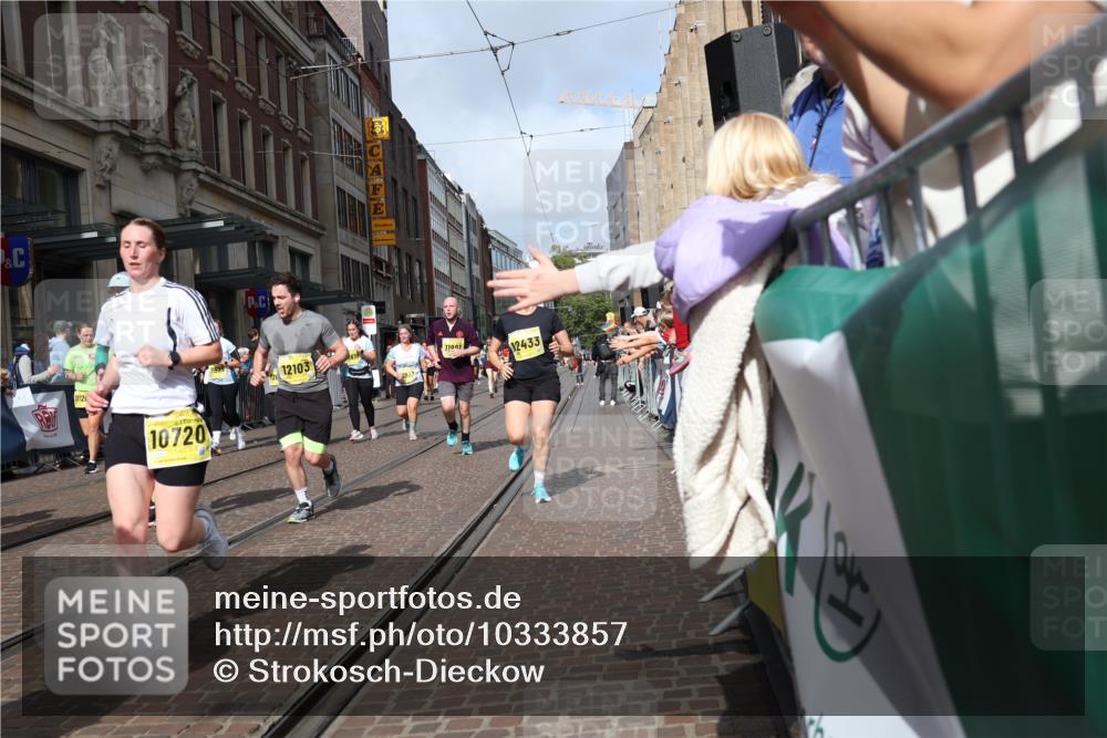 13.09.2026 - 21. swb-Marathon Bremen Strokosch-Dieckow http://msf.ph/oto/10333857 13.09.2026 11:03:54 Ziel 10182, 10245, 10291, 10390, 10516, 10526, 10613, 10671, 10672, 10726, 10912, 10913, 11214, 11215, 11221, 11318, 11319, 11336, 11470, 11471, 11539, 11720, 11726, 11740, 11909, 12001, 12103, 12113, 12140, 12260, 12276, 12433, 10090, 10091, 10152, 10327, 10357, 10403, 10429, 10569, 10607, 10659, 10720, 10796, 10902, 10918, 10950, 11149, 11319, 11325, 11451, 11470, 11471, 11511, 11595, 11618, 11868, 11967, 12074, 12260, 12392, 12433, 12504 meine-sportfotos.de