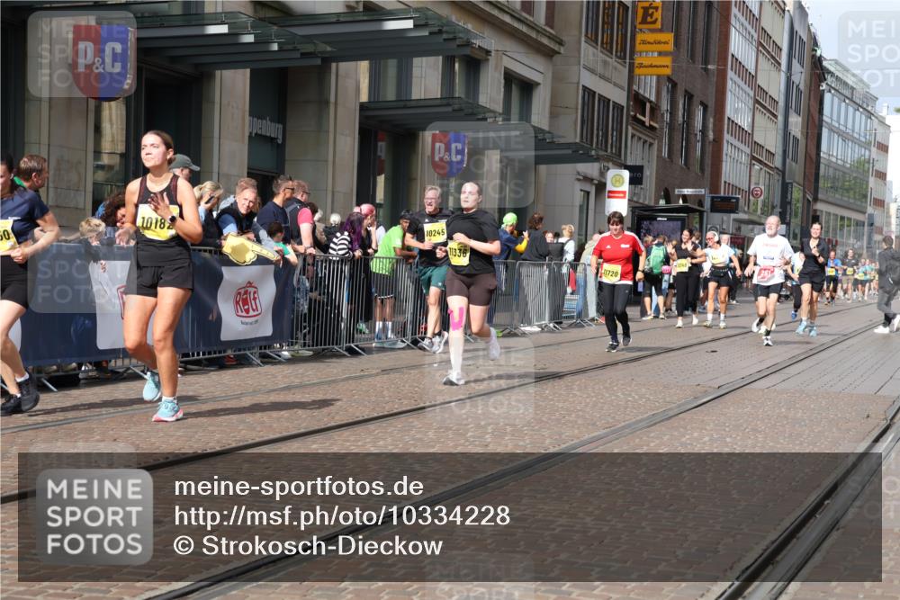 13.09.2026 - 21. swb-Marathon Bremen Strokosch-Dieckow http://msf.ph/oto/10334228 13.09.2026 11:04:06 Ziel 10160, 10182, 10245, 10291, 10526, 10613, 10711, 10755, 10877, 11214, 11215, 11221, 11248, 11336, 11410, 11720, 11726, 11740, 11761, 11991, 12009, 12276, 12929, 10152, 10357, 10390, 10403, 10429, 10516, 10607, 10659, 10671, 10672, 10720, 10726, 10796, 10912, 10913, 10918, 11149, 11318, 11319, 11325, 11451, 11470, 11471, 11511, 11539, 11618, 11726, 11868, 11909, 11967, 12001, 12103, 12113, 12140, 12260, 12276, 12392, 12433, 12504 meine-sportfotos.de