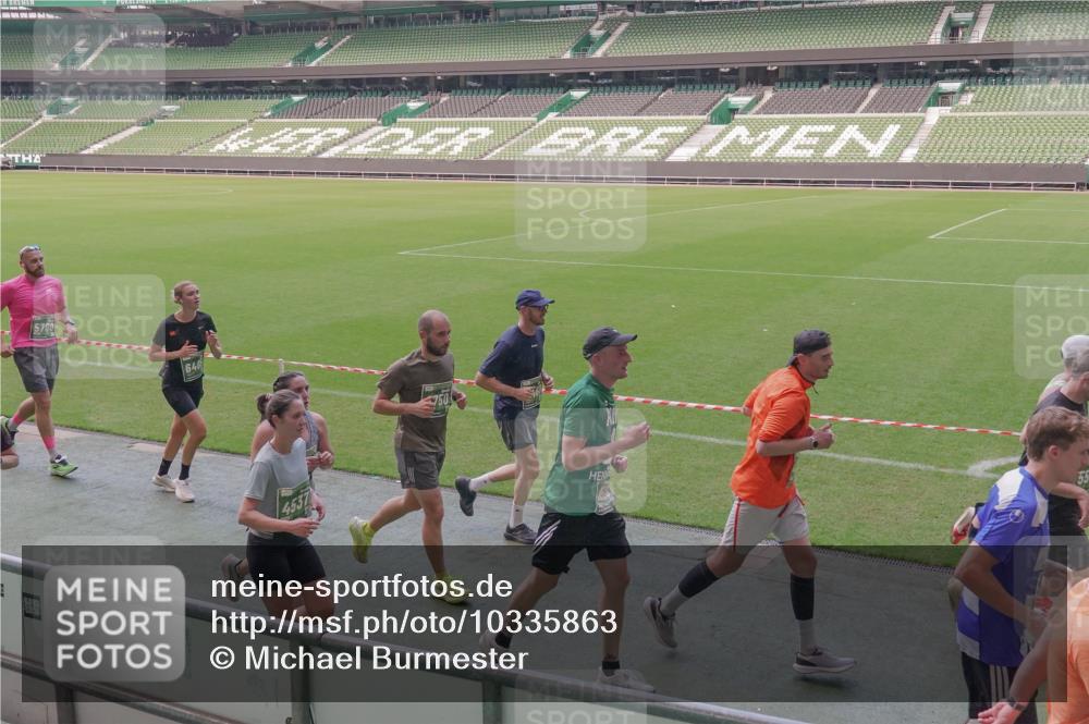 13.09.2026 - 21. swb-Marathon Bremen Michael Burmester http://msf.ph/oto/10335863 13.09.2026 13:10:59 Laufen im Stadion 164, 265, 373, 448, 581, 703, 869, 984, 1113, 1180, 1738, 1851, 1855, 1867, 1894, 1936, 1952, 1967, 2202, 2232, 2268, 2281, 2284, 2299, 2330, 2333, 2339, 2342, 2353, 2432, 2443, 2525, 2530, 2531, 2553, 2573, 2589, 2594, 2654, 2659, 2669, 2682, 2714, 2717, 2784, 2785, 2804, 2819, 2822, 2836, 2907, 2920, 2932, 2976, 3026, 3027, 3032, 3063, 3079, 3082, 3086, 3089, 3122, 3159, 3174, 3207, 3208, 3291, 3328, 3352, 3370, 3398, 3409, 3410, 3470, 3549, 3769, 551 meine-sportfotos.de