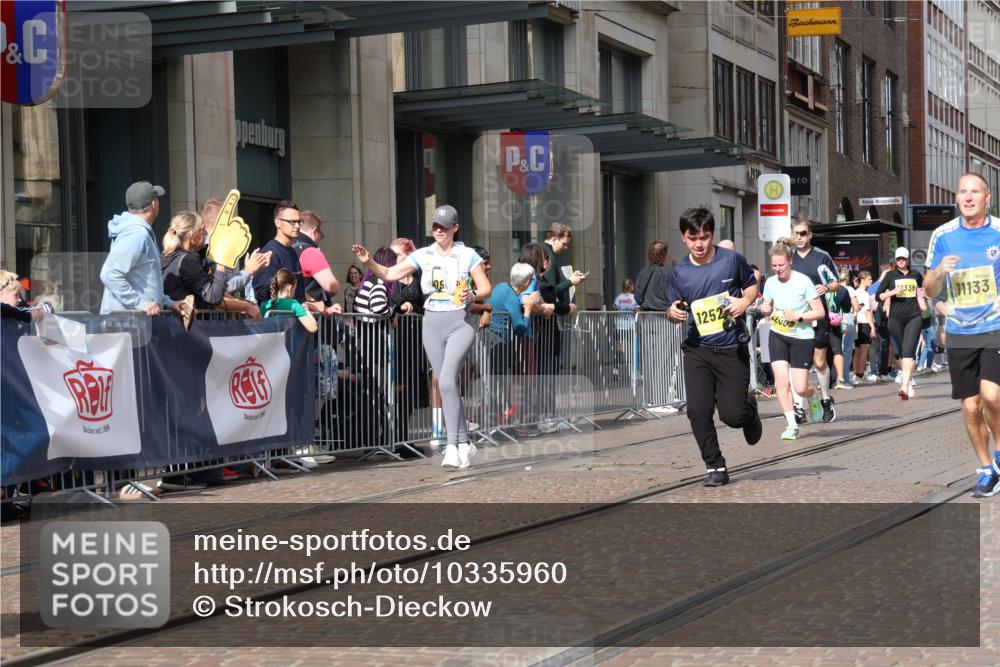 13.09.2026 - 21. swb-Marathon Bremen Strokosch-Dieckow http://msf.ph/oto/10335960 13.09.2026 11:04:48 Ziel 10370, 10411, 10465, 10576, 10697, 10718, 10741, 10800, 10802, 10850, 10975, 10995, 11102, 11105, 11133, 11157, 11218, 11272, 11281, 11326, 11584, 11616, 11722, 11900, 11939, 12002, 12011, 12064, 12079, 12080, 12099, 12235, 12335, 12522, 10160, 10198, 10283, 10315, 10481, 10711, 10729, 10755, 10855, 10856, 10877, 10940, 11006, 11114, 11272, 11364, 11366, 11395, 11518, 11592, 11705, 11757, 11761, 11991, 12005 meine-sportfotos.de