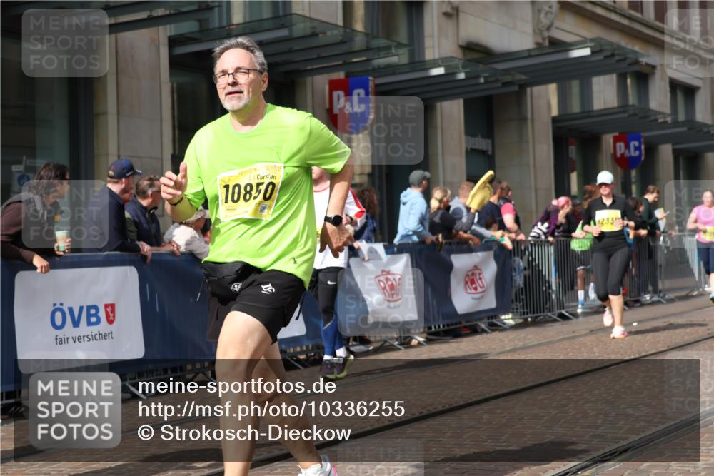 13.09.2026 - 21. swb-Marathon Bremen Strokosch-Dieckow http://msf.ph/oto/10336255 13.09.2026 11:04:55 Ziel 10370, 10411, 10465, 10576, 10697, 10717, 10718, 10800, 10802, 10850, 10975, 10995, 11102, 11105, 11157, 11218, 11281, 11326, 11334, 11584, 11616, 11722, 11900, 12002, 12011, 12064, 12079, 12080, 12099, 12335, 12522, 10198, 10283, 10315, 10481, 10729, 10741, 10855, 10856, 10877, 10940, 11006, 11114, 11133, 11272, 11364, 11366, 11395, 11518, 11592, 11705, 11757, 11939, 11991, 12005 meine-sportfotos.de