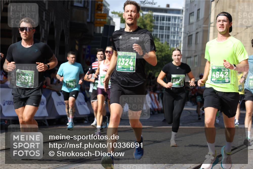 13.09.2026 - 21. swb-Marathon Bremen Strokosch-Dieckow http://msf.ph/oto/10336691 13.09.2026 13:18:37 Ziel 1146, 1419, 1872, 2260, 2671, 3241, 3458, 3634, 5292, 5307, 5460, 5695, 6152, 7491, 7954, 8094, 8943, 8944, 9134, 9609, 10065, 13150, 307, 2948, 3631, 4120, 5277, 5867, 6787, 7104, 7163, 7602, 8743, 9327, 9833 meine-sportfotos.de