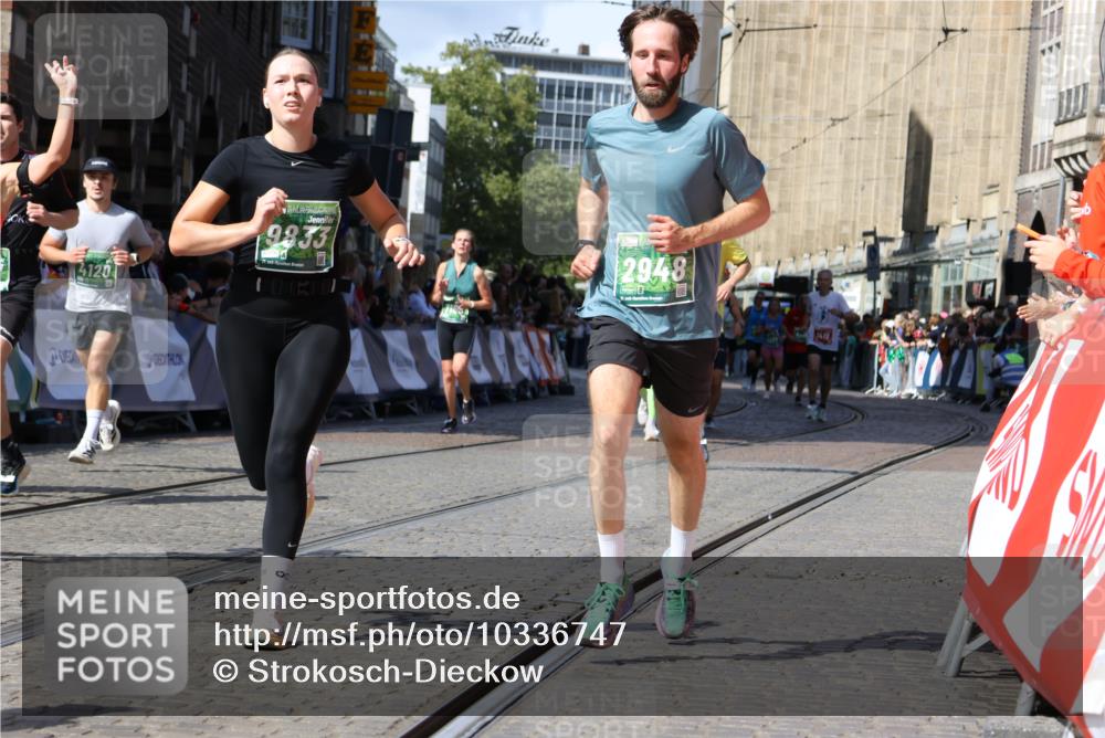 13.09.2026 - 21. swb-Marathon Bremen Strokosch-Dieckow http://msf.ph/oto/10336747 13.09.2026 13:18:39 Ziel 1146, 1419, 1872, 2055, 3458, 3634, 5292, 5307, 5460, 6152, 6293, 6294, 6818, 7491, 7954, 9134, 9609, 10065, 13150, 307, 4120, 4916, 5277, 5867, 6787, 7104, 7163, 7602, 8743, 9327 meine-sportfotos.de