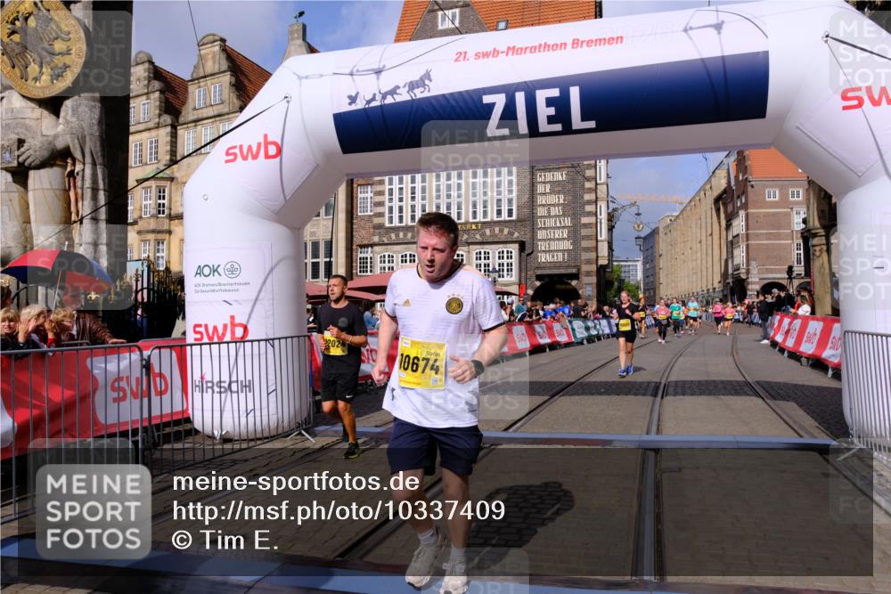 13.09.2026 - 21. swb-Marathon Bremen Tim E. http://msf.ph/oto/10337409 13.09.2026 11:08:09 Ziel 10139, 10595, 10660, 10661, 10674, 10830, 10871, 10937, 11037, 11044, 11378, 11515, 12024, 12031, 12066, 12097, 12194, 12307, 12511, 12512 meine-sportfotos.de