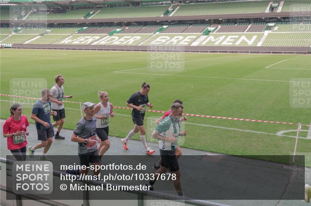 13.09.2026 - 21. swb-Marathon Bremen Michael Burmester http://msf.ph/oto/10337678 13.09.2026 13:14:42 Laufen im Stadion 263, 266, 270, 300, 414, 460, 600, 631, 768, 956, 1008, 1047, 1392, 1408, 1426, 1573, 1596, 1818, 1819, 2024, 2035, 2079, 2233, 2235, 2314, 2359, 2385, 2387, 2412, 2457, 2466, 2484, 2494, 2521, 2540, 2564, 2667, 2690, 2691, 2693, 2737, 2760, 2783, 2816, 2829, 2838, 2859, 2861, 2865, 2887, 2958, 2972, 2978, 3016, 3111, 3157, 3185, 3209, 3277, 3304, 3355, 3378, 3405, 3428, 3653, 3661, 3670, 3680, 3829, 3847, 4034, 4080, 4511 meine-sportfotos.de