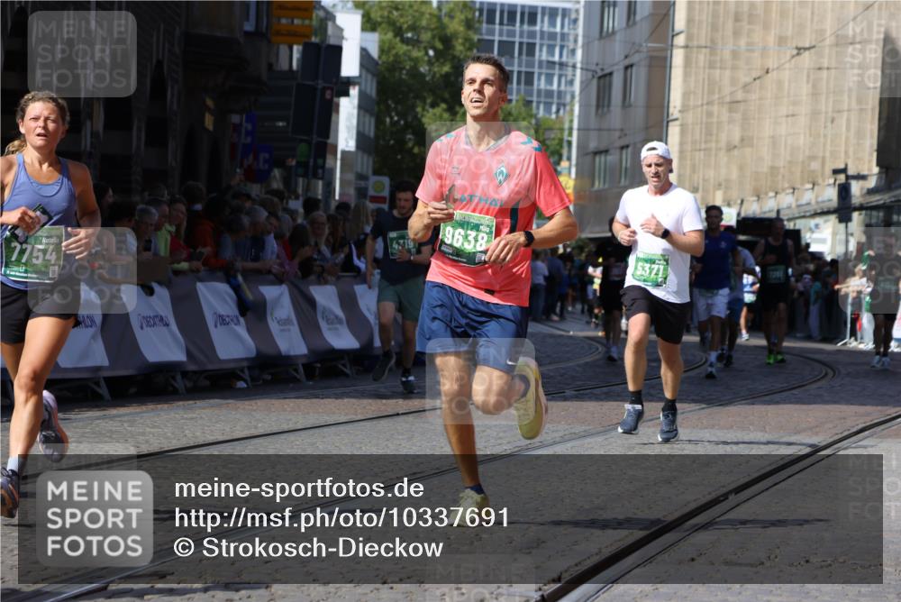 13.09.2026 - 21. swb-Marathon Bremen Strokosch-Dieckow http://msf.ph/oto/10337691 13.09.2026 13:19:18 Ziel 307, 2007, 4857, 4916, 5277, 6310, 7104, 7154, 7602, 7647, 7686, 7791, 9512, 13184, 3182, 4319, 4455, 4977, 4978, 5371, 7268, 7945, 8153, 9638 meine-sportfotos.de