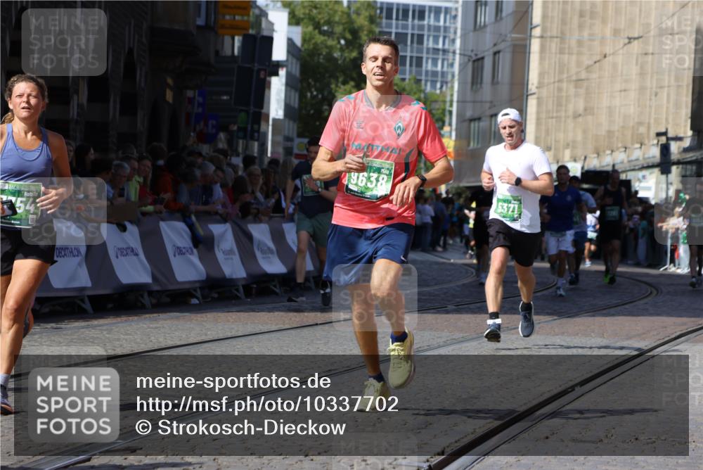 13.09.2026 - 21. swb-Marathon Bremen Strokosch-Dieckow http://msf.ph/oto/10337702 13.09.2026 13:19:18 Ziel 307, 2007, 4857, 4916, 5277, 6310, 7104, 7154, 7602, 7647, 7686, 7791, 9512, 13184, 3182, 4319, 4455, 4977, 4978, 5371, 7268, 7945, 8153, 9638 meine-sportfotos.de