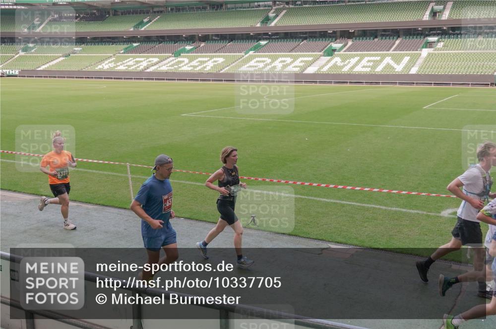 13.09.2026 - 21. swb-Marathon Bremen Michael Burmester http://msf.ph/oto/10337705 13.09.2026 13:14:45 Laufen im Stadion 263, 266, 270, 300, 414, 460, 600, 631, 768, 956, 1008, 1047, 1392, 1408, 1426, 1573, 1596, 1818, 1819, 2024, 2035, 2079, 2233, 2235, 2314, 2359, 2385, 2386, 2387, 2412, 2457, 2466, 2484, 2494, 2521, 2540, 2564, 2667, 2690, 2691, 2693, 2737, 2760, 2783, 2829, 2838, 2859, 2861, 2865, 2887, 2958, 2972, 2978, 3111, 3157, 3185, 3209, 3277, 3304, 3355, 3378, 3405, 3428, 3653, 3661, 3670, 3680, 3829, 3847, 4034, 4080, 4511 meine-sportfotos.de