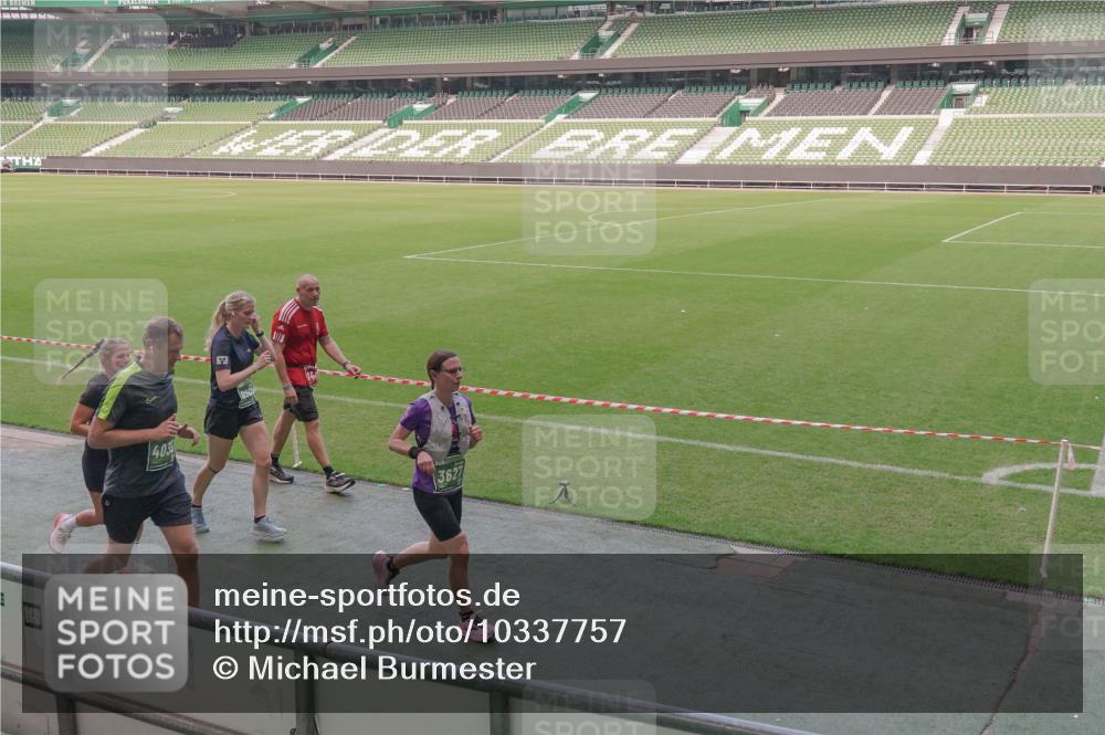 13.09.2026 - 21. swb-Marathon Bremen Michael Burmester http://msf.ph/oto/10337757 13.09.2026 13:14:52 Laufen im Stadion 263, 266, 300, 414, 460, 600, 631, 768, 956, 1008, 1047, 1392, 1408, 1573, 1596, 1818, 1819, 2024, 2035, 2079, 2233, 2235, 2314, 2359, 2385, 2386, 2387, 2412, 2457, 2466, 2484, 2494, 2521, 2540, 2564, 2667, 2690, 2691, 2693, 2737, 2760, 2783, 2829, 2838, 2859, 2861, 2865, 2874, 2887, 2958, 2972, 2978, 3075, 3111, 3157, 3165, 3185, 3209, 3265, 3304, 3355, 3378, 3405, 3428, 3653, 3661, 3670, 3680, 3829, 3847, 4034, 4080, 4511 meine-sportfotos.de