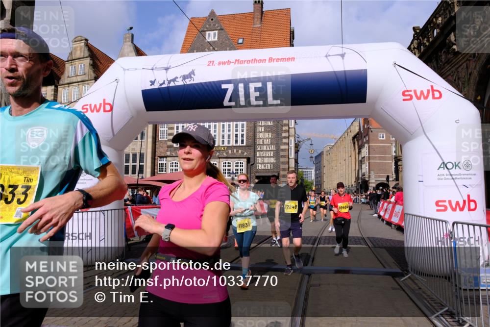 13.09.2026 - 21. swb-Marathon Bremen Tim E. http://msf.ph/oto/10337770 13.09.2026 11:08:21 Ziel 10139, 10404, 10493, 10660, 10767, 10793, 10859, 11032, 11044, 11263, 11378, 11404, 11659, 11831, 11833, 11958, 12031, 12066, 12160, 12248, 12384, 12389 meine-sportfotos.de