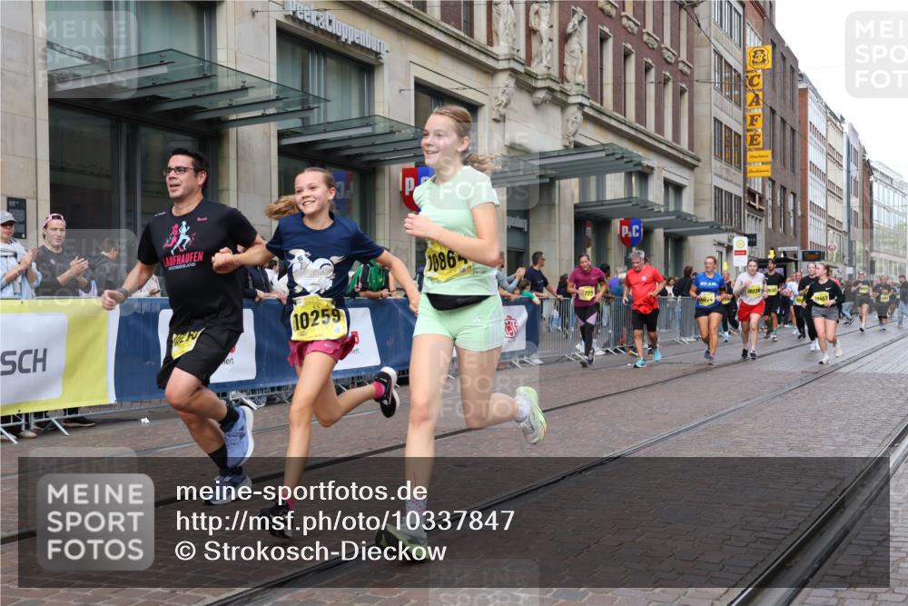 13.09.2026 - 21. swb-Marathon Bremen Strokosch-Dieckow http://msf.ph/oto/10337847 13.09.2026 11:05:36 Ziel 10018, 10168, 10204, 10238, 10305, 10382, 10457, 10619, 10662, 11024, 11132, 11156, 11164, 11477, 11775, 12186, 12378, 12486, 12523, 12528, 12773, 10186, 10259, 10260, 10411, 10432, 10697, 10717, 10802, 10864, 11146, 11314, 11334, 11387, 11394, 11520, 11521, 11571, 11572, 11724, 11791, 11892, 11947, 12055, 12156, 12251, 12273, 12330, 12362, 12501 meine-sportfotos.de