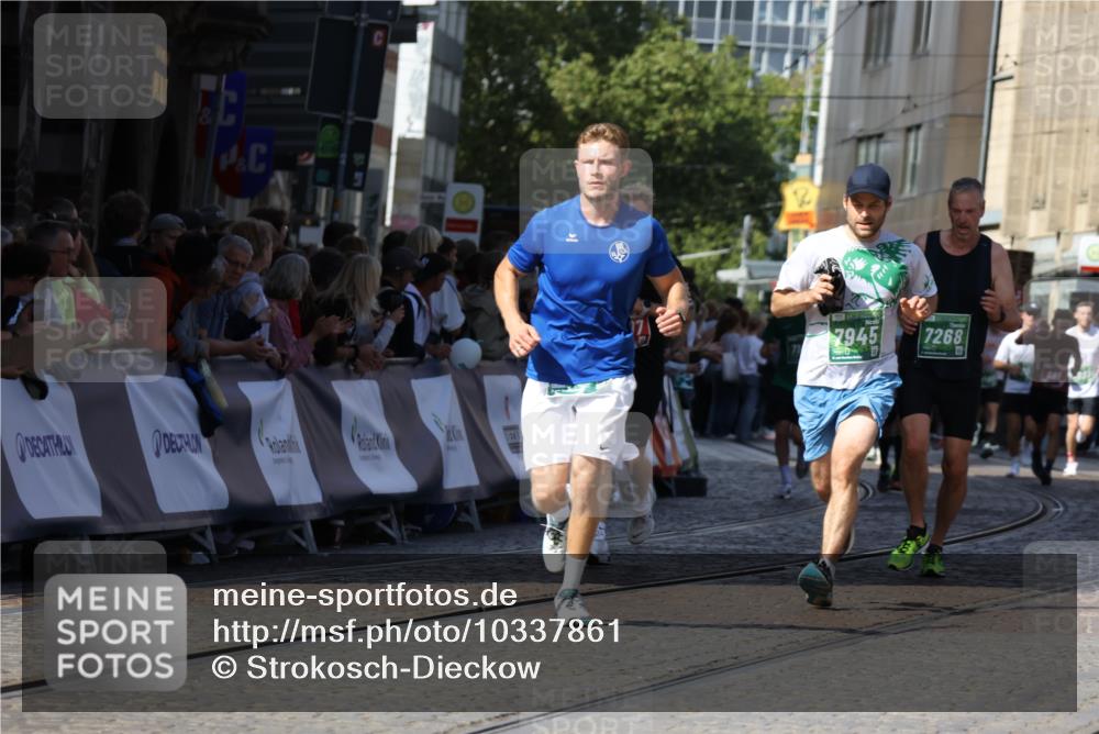 13.09.2026 - 21. swb-Marathon Bremen Strokosch-Dieckow http://msf.ph/oto/10337861 13.09.2026 13:19:23 Ziel 307, 2007, 2390, 4819, 4857, 4916, 5172, 6137, 6310, 7154, 7647, 7686, 7791, 9512, 13184, 926, 1232, 1535, 4455, 4977, 4978, 7140, 7268, 7945, 8153, 8185, 13163 meine-sportfotos.de