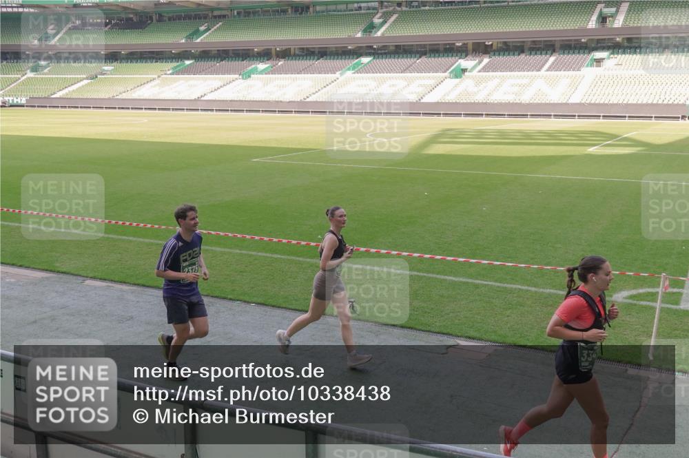 13.09.2026 - 21. swb-Marathon Bremen Michael Burmester http://msf.ph/oto/10338438 13.09.2026 13:16:11 Laufen im Stadion 134, 143, 153, 231, 263, 266, 267, 271, 300, 414, 598, 612, 653, 990, 1047, 1185, 1312, 1465, 1539, 1825, 1874, 1987, 2013, 2218, 2235, 2259, 2351, 2359, 2363, 2381, 2385, 2386, 2466, 2468, 2484, 2562, 2579, 2664, 2667, 2678, 2690, 2691, 2698, 2737, 2760, 2778, 2783, 2797, 2799, 2821, 2846, 2859, 2861, 2865, 2874, 2958, 2974, 2996, 3001, 3075, 3133, 3157, 3165, 3185, 3213, 3237, 3265, 3331, 3355, 3366, 3382, 3387, 3486, 3501, 3512, 3670, 3680, 3829, 3847, 4034, 4511 meine-sportfotos.de