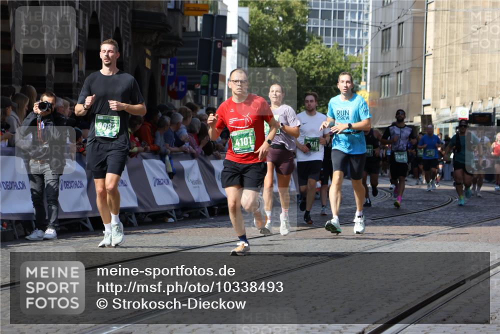 13.09.2026 - 21. swb-Marathon Bremen Strokosch-Dieckow http://msf.ph/oto/10338493 13.09.2026 13:19:46 Ziel 926, 1232, 2423, 2535, 3182, 3508, 4319, 4455, 4977, 4978, 5371, 6008, 7140, 7268, 7754, 7945, 8153, 9552, 9638, 9805, 13163, 411, 431, 495, 511, 1053, 1252, 1551, 1972, 3240, 3319, 3411, 4101, 5813, 5837, 7404, 7488, 8263, 9082, 13192 meine-sportfotos.de