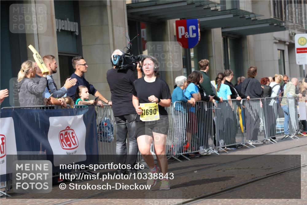 13.09.2026 - 21. swb-Marathon Bremen Strokosch-Dieckow http://msf.ph/oto/10338843 13.09.2026 11:06:06 Ziel 10376, 10681, 10682, 10852, 10853, 11021, 11028, 11029, 11240, 11340, 11374, 11432, 11460, 11690, 11729, 11849, 12217, 12479, 12485, 10018, 10204, 10305, 10375, 10382, 10619, 10662, 11024, 11029, 11132, 11156, 11164, 11477, 11674, 11775, 11786, 12186, 12378, 12486, 12523, 12528, 12773 meine-sportfotos.de
