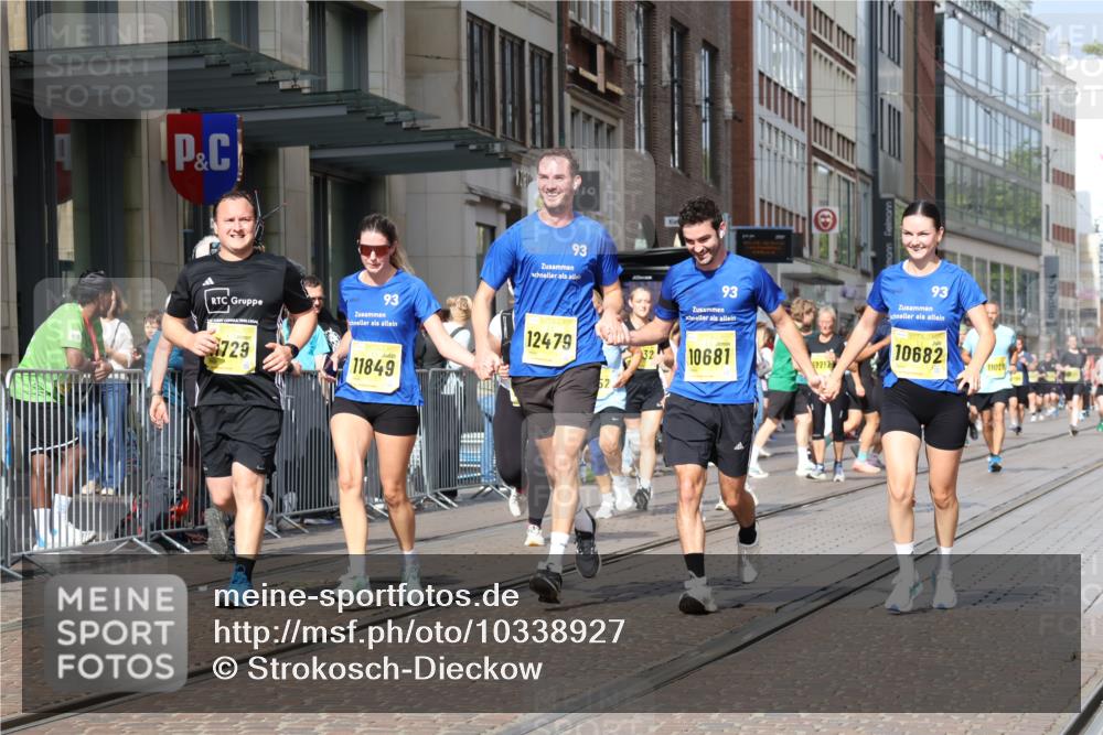 13.09.2026 - 21. swb-Marathon Bremen Strokosch-Dieckow http://msf.ph/oto/10338927 13.09.2026 11:06:09 Ziel 10376, 10654, 10681, 10682, 10849, 10852, 10853, 11021, 11028, 11240, 11340, 11374, 11432, 11690, 11729, 11849, 12217, 12479, 12485, 10018, 10204, 10305, 10375, 10382, 10619, 10662, 11029, 11132, 11156, 11164, 11460, 11477, 11674, 11775, 11786, 12186, 12378, 12486, 12523, 12528 meine-sportfotos.de
