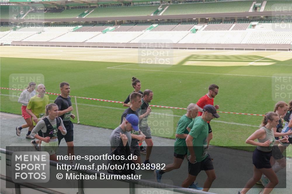 13.09.2026 - 21. swb-Marathon Bremen Michael Burmester http://msf.ph/oto/10338982 13.09.2026 13:17:35 Laufen im Stadion 134, 153, 231, 267, 271, 311, 404, 449, 588, 732, 753, 837, 990, 1057, 1185, 1312, 1424, 1425, 1465, 1539, 1790, 1813, 1825, 1844, 1868, 1987, 2056, 2067, 2096, 2123, 2259, 2351, 2357, 2358, 2363, 2381, 2389, 2419, 2532, 2550, 2562, 2579, 2586, 2601, 2614, 2647, 2655, 2778, 2797, 2799, 2821, 2849, 2880, 2893, 2974, 2984, 2996, 2999, 3104, 3146, 3180, 3195, 3210, 3213, 3314, 3337, 3366, 3387, 3421, 3431, 3476, 3479, 3501, 3506, 3537, 3548, 3633, 3654, 3740 meine-sportfotos.de