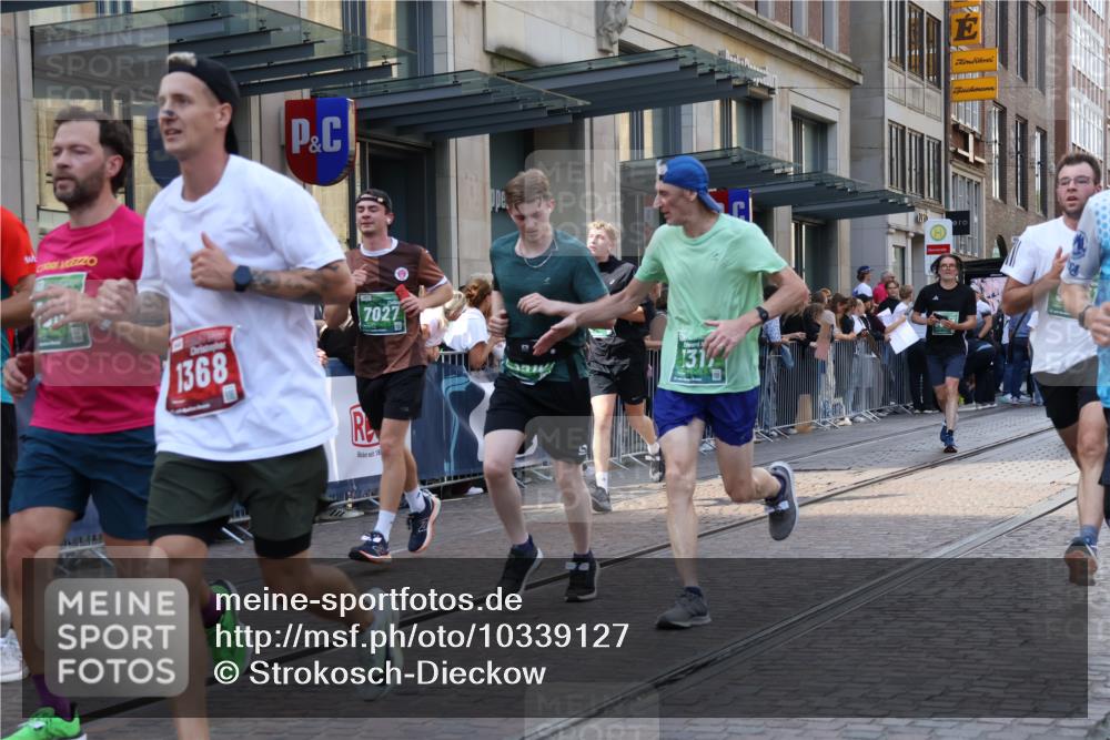 13.09.2026 - 21. swb-Marathon Bremen Strokosch-Dieckow http://msf.ph/oto/10339127 13.09.2026 13:26:39 Ziel 531, 946, 1493, 1494, 2089, 2454, 3076, 3302, 3510, 3527, 3893, 4121, 4327, 4397, 4441, 4563, 4598, 4919, 5054, 5689, 5937, 5943, 6314, 6455, 6580, 7027, 7072, 7246, 7317, 8112, 8303, 9150, 9511, 9551, 9854, 9878, 13097, 1368, 1649, 2434, 2658, 2779, 3526, 3603, 3852, 4077, 4598, 5747, 5992, 6230, 6289, 6375, 6548, 6639, 7626, 8817, 9260, 13195 meine-sportfotos.de