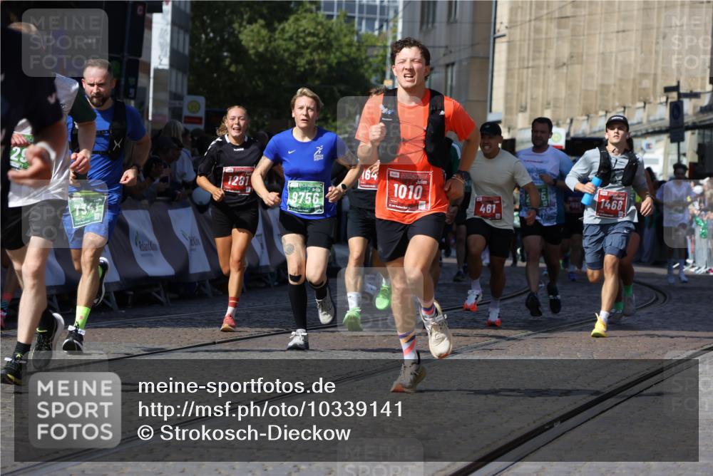 13.09.2026 - 21. swb-Marathon Bremen Strokosch-Dieckow http://msf.ph/oto/10339141 13.09.2026 13:20:04 Ziel 161, 411, 461, 926, 1010, 1053, 1232, 1281, 1468, 1535, 1642, 2870, 2906, 3319, 3411, 3966, 4101, 4479, 4480, 4977, 4978, 7037, 7140, 7655, 8185, 8263, 9082, 9359, 9984, 13163, 655, 1058, 1537, 1750, 1931, 2122, 2885, 2903, 3685, 3690, 5583, 6901, 7018, 7341, 7531, 7664, 9518, 9756 meine-sportfotos.de