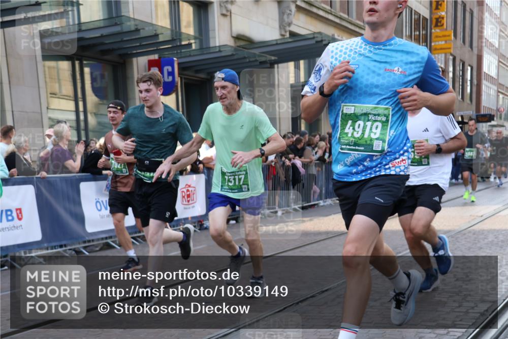 13.09.2026 - 21. swb-Marathon Bremen Strokosch-Dieckow http://msf.ph/oto/10339149 13.09.2026 13:26:40 Ziel 531, 946, 1493, 1494, 2089, 2454, 3076, 3302, 3510, 3527, 3893, 4121, 4327, 4397, 4441, 4563, 4919, 5054, 5689, 5937, 5943, 6314, 6455, 6580, 7027, 7072, 7246, 7317, 8112, 8303, 9150, 9511, 9551, 9854, 9878, 13097, 1368, 1649, 2434, 2658, 2779, 3526, 3603, 3852, 4077, 4598, 5747, 5992, 6230, 6289, 6375, 6548, 6639, 7626, 8112, 8817, 9260, 13195 meine-sportfotos.de