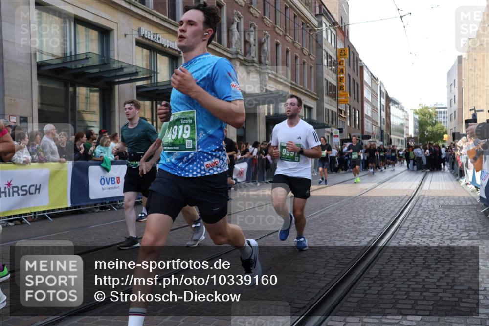 13.09.2026 - 21. swb-Marathon Bremen Strokosch-Dieckow http://msf.ph/oto/10339160 13.09.2026 13:26:40 Ziel 531, 946, 1493, 1494, 2089, 2454, 3076, 3302, 3510, 3527, 3893, 4121, 4327, 4397, 4441, 4563, 4919, 5054, 5689, 5937, 5943, 6314, 6455, 6580, 7027, 7072, 7246, 7317, 8112, 8303, 9150, 9511, 9551, 9854, 9878, 13097, 1368, 1649, 2434, 2658, 2779, 3526, 3603, 3852, 4077, 4598, 5747, 5992, 6230, 6289, 6375, 6548, 6639, 7626, 8112, 8817, 9260, 13195 meine-sportfotos.de