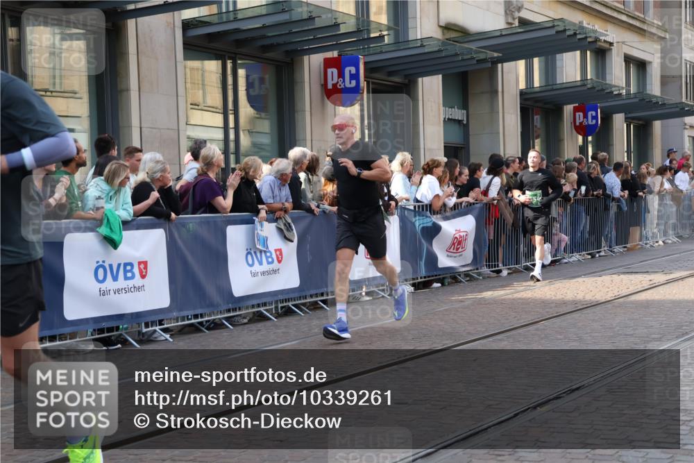 13.09.2026 - 21. swb-Marathon Bremen Strokosch-Dieckow http://msf.ph/oto/10339261 13.09.2026 13:26:45 Ziel 531, 946, 1493, 1494, 2089, 2454, 3076, 3302, 3510, 3527, 4121, 4327, 4397, 4558, 4563, 4919, 5689, 5937, 5943, 6314, 6455, 6776, 7027, 7072, 7246, 7317, 7849, 8219, 8303, 9150, 9159, 9343, 9511, 9551, 9854, 9878, 10112, 1368, 1649, 2779, 3526, 3603, 3852, 3893, 4077, 4441, 4598, 5054, 5937, 6289, 6375, 6548, 6580, 8112, 9260, 9551, 13097, 13195 meine-sportfotos.de