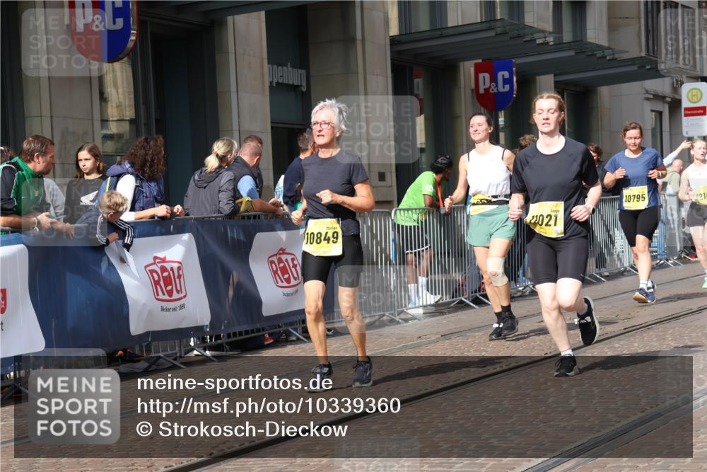 13.09.2026 - 21. swb-Marathon Bremen Strokosch-Dieckow http://msf.ph/oto/10339360 13.09.2026 11:06:26 Ziel 10323, 10378, 10654, 10663, 10795, 10849, 10989, 11021, 11066, 11240, 11370, 12124, 12146, 12219, 12249, 12485, 10375, 10376, 10681, 10682, 10852, 10853, 11028, 11029, 11340, 11374, 11432, 11460, 11674, 11690, 11729, 11786, 11849, 12217, 12479, 12485 meine-sportfotos.de