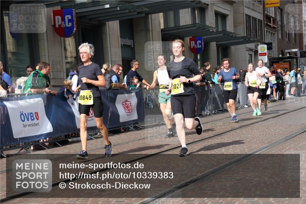 13.09.2026 - 21. swb-Marathon Bremen Strokosch-Dieckow http://msf.ph/oto/10339383 13.09.2026 11:06:27 Ziel 10323, 10378, 10654, 10663, 10795, 10849, 10989, 11021, 11066, 11240, 11370, 12124, 12146, 12219, 12249, 10375, 10376, 10681, 10682, 10852, 10853, 11028, 11029, 11340, 11374, 11432, 11460, 11674, 11690, 11729, 11786, 11849, 12217, 12479, 12485 meine-sportfotos.de