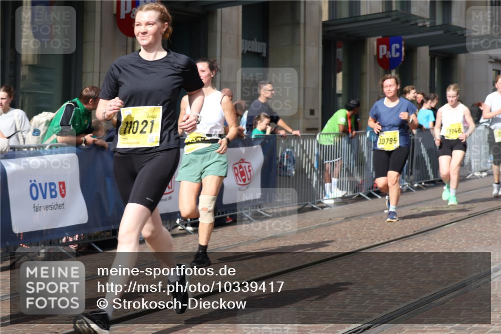 13.09.2026 - 21. swb-Marathon Bremen Strokosch-Dieckow http://msf.ph/oto/10339417 13.09.2026 11:06:28 Ziel 10323, 10378, 10654, 10663, 10795, 10849, 10989, 11021, 11066, 11240, 11370, 12124, 12146, 12219, 12249, 10375, 10376, 10681, 10682, 10852, 10853, 11028, 11029, 11240, 11340, 11374, 11432, 11460, 11674, 11690, 11729, 11786, 11849, 12217, 12479, 12485 meine-sportfotos.de