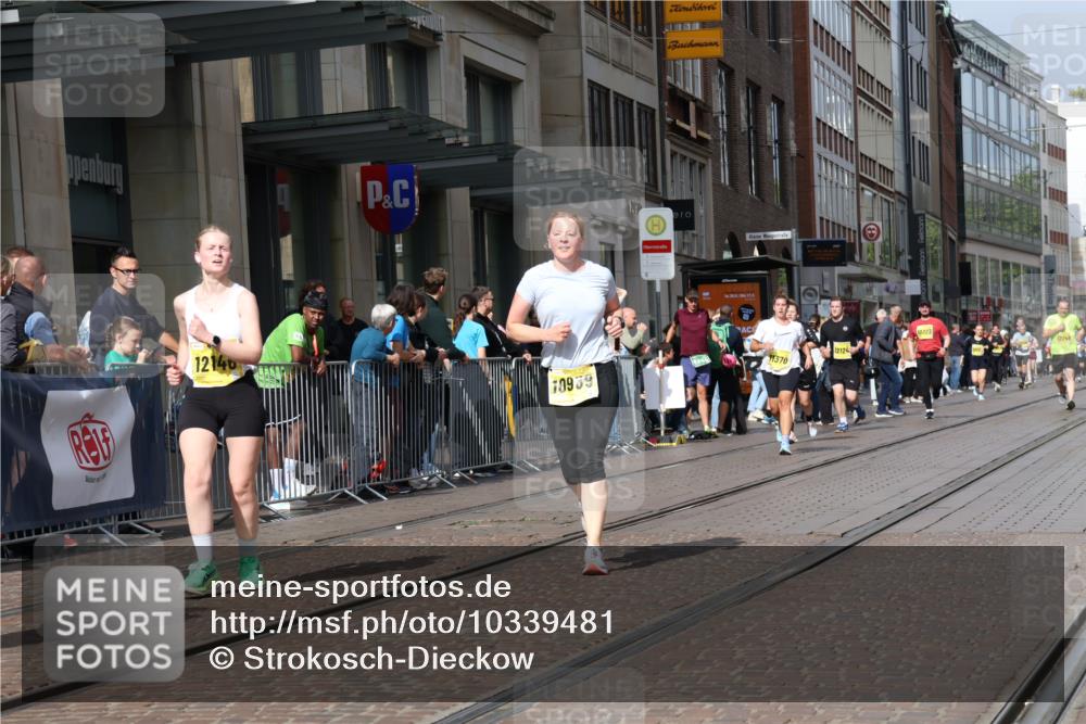 13.09.2026 - 21. swb-Marathon Bremen Strokosch-Dieckow http://msf.ph/oto/10339481 13.09.2026 11:06:30 Ziel 10323, 10378, 10654, 10663, 10795, 10849, 10989, 11021, 11066, 11257, 11370, 12124, 12146, 12219, 12249, 10376, 10681, 10682, 10852, 10853, 11021, 11028, 11029, 11240, 11340, 11374, 11432, 11460, 11690, 11729, 11849, 12217, 12479, 12485 meine-sportfotos.de