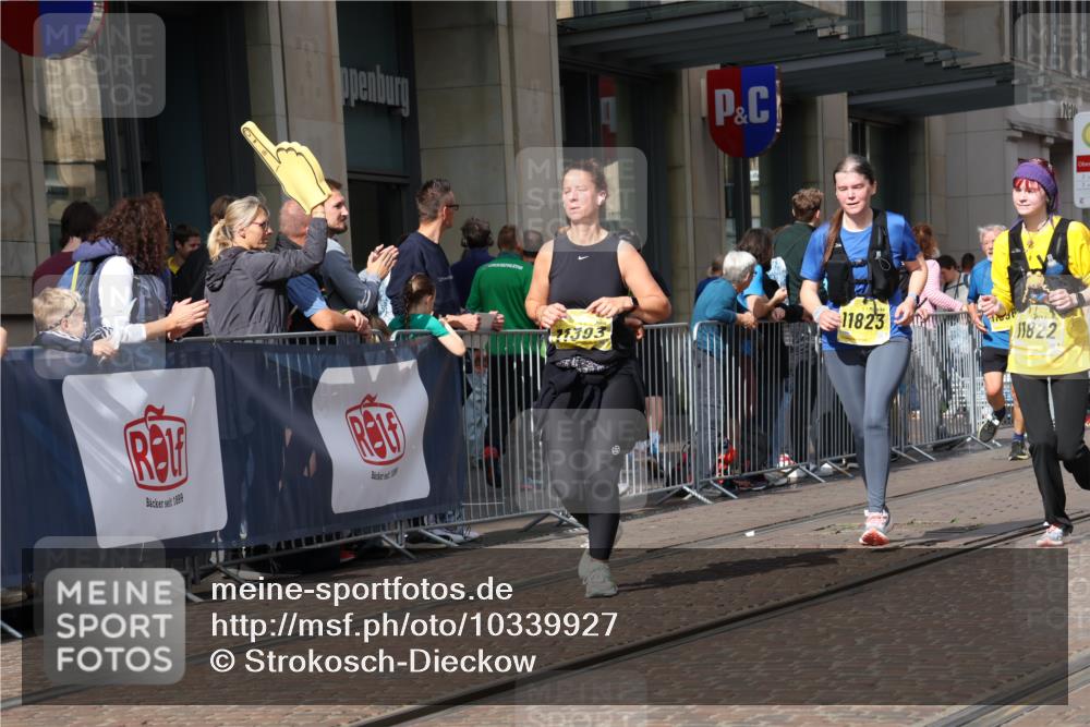 13.09.2026 - 21. swb-Marathon Bremen Strokosch-Dieckow http://msf.ph/oto/10339927 13.09.2026 11:06:57 Ziel 10156, 10205, 10360, 10488, 10695, 10748, 11100, 11123, 11246, 11393, 11417, 11439, 11600, 11684, 11696, 11759, 11767, 11822, 11823, 11865, 11917, 12020, 12173, 12210, 12255, 12266, 12536, 10323, 10378, 10654, 10663, 10795, 10849, 10989, 11066, 11257, 11370, 12124, 12146, 12219, 12249 meine-sportfotos.de