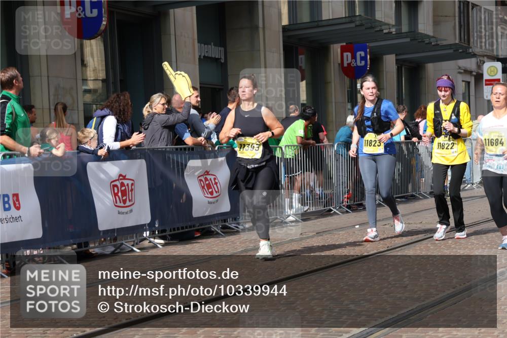 13.09.2026 - 21. swb-Marathon Bremen Strokosch-Dieckow http://msf.ph/oto/10339944 13.09.2026 11:06:57 Ziel 10156, 10205, 10360, 10488, 10695, 10748, 11100, 11123, 11246, 11393, 11417, 11439, 11600, 11684, 11696, 11759, 11767, 11822, 11823, 11865, 11917, 12020, 12173, 12210, 12255, 12266, 12536, 10323, 10378, 10654, 10663, 10795, 10849, 10989, 11066, 11257, 11370, 12124, 12146, 12219, 12249 meine-sportfotos.de