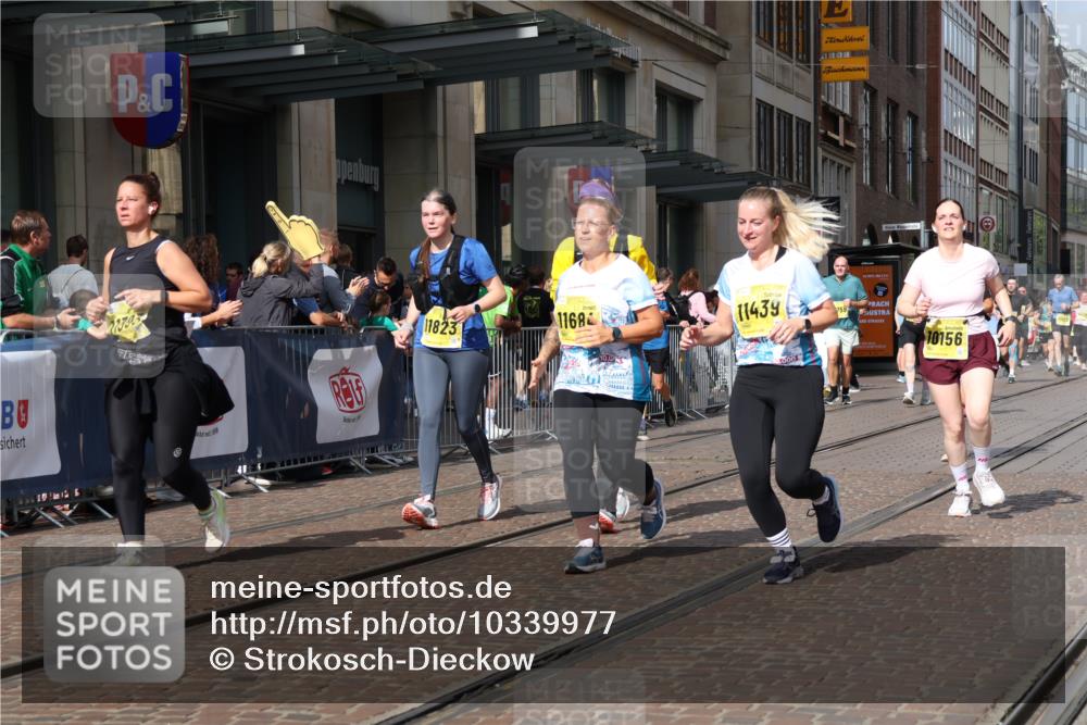 13.09.2026 - 21. swb-Marathon Bremen Strokosch-Dieckow http://msf.ph/oto/10339977 13.09.2026 11:06:59 Ziel 10156, 10205, 10360, 10488, 10695, 10748, 11100, 11123, 11246, 11393, 11417, 11439, 11600, 11684, 11696, 11759, 11767, 11822, 11823, 11865, 11917, 12020, 12173, 12210, 12255, 12266, 12536, 10323, 10378, 10663, 10795, 10989, 11066, 11257, 11370, 12124, 12146, 12219, 12249 meine-sportfotos.de