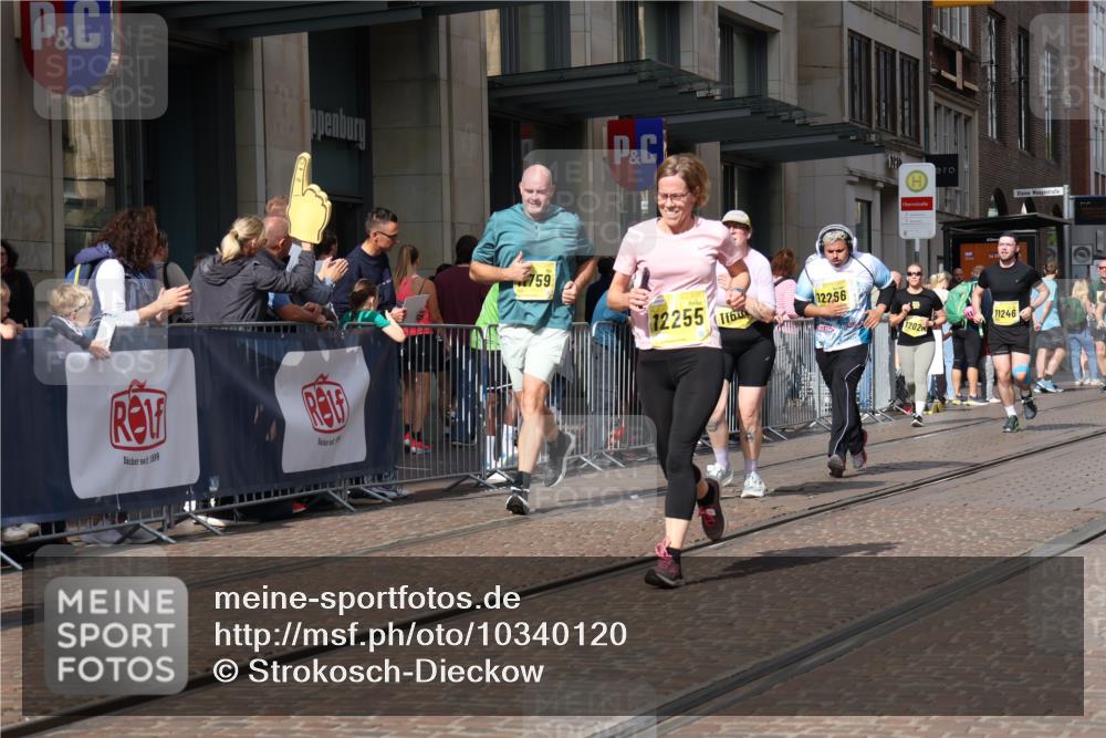 13.09.2026 - 21. swb-Marathon Bremen Strokosch-Dieckow http://msf.ph/oto/10340120 13.09.2026 11:07:03 Ziel 10138, 10205, 10488, 10501, 10695, 10748, 11100, 11123, 11246, 11393, 11417, 11600, 11696, 11759, 11767, 11822, 11823, 11865, 11917, 12020, 12173, 12210, 12255, 12266, 12277, 12536, 10156, 10360, 10378, 10663, 11066, 11257, 11370, 11439, 11684, 12124, 12146, 12219, 12249 meine-sportfotos.de