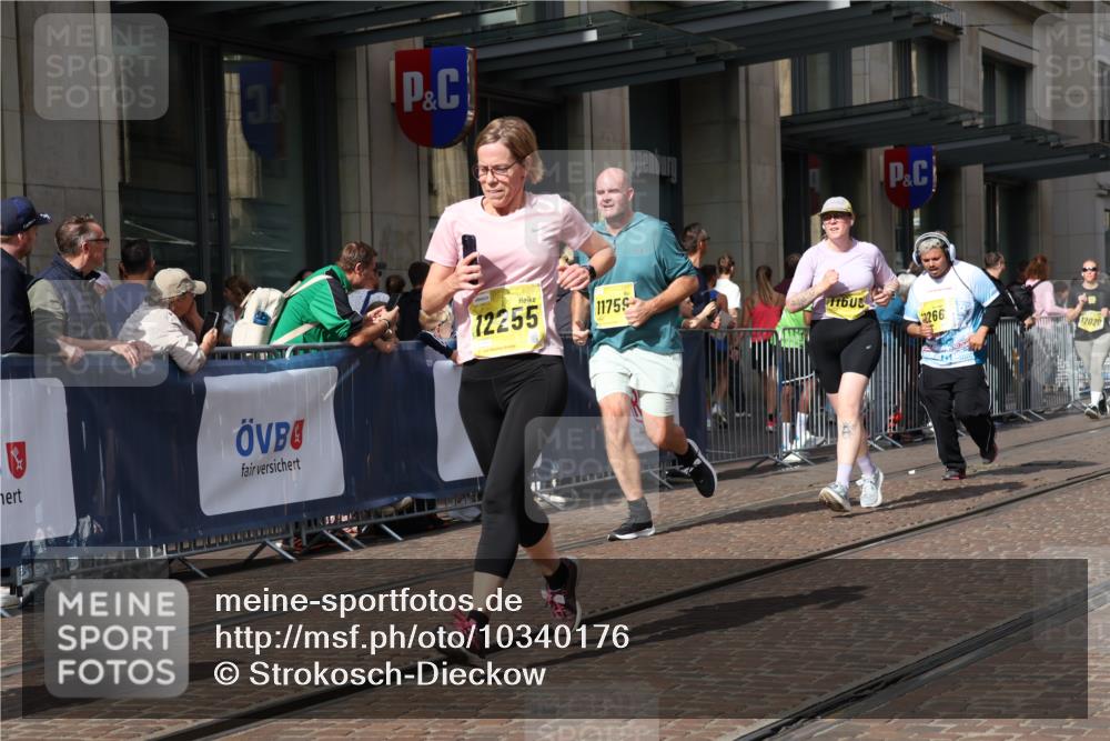 13.09.2026 - 21. swb-Marathon Bremen Strokosch-Dieckow http://msf.ph/oto/10340176 13.09.2026 11:07:05 Ziel 10138, 10205, 10279, 10280, 10488, 10501, 10505, 10695, 10748, 11123, 11246, 11393, 11417, 11600, 11696, 11759, 11767, 11822, 11823, 11865, 11899, 11917, 12020, 12173, 12210, 12255, 12266, 12277, 12419, 12536, 10156, 10360, 10378, 10663, 11066, 11100, 11257, 11370, 11439, 11684, 12124, 12219, 12249 meine-sportfotos.de