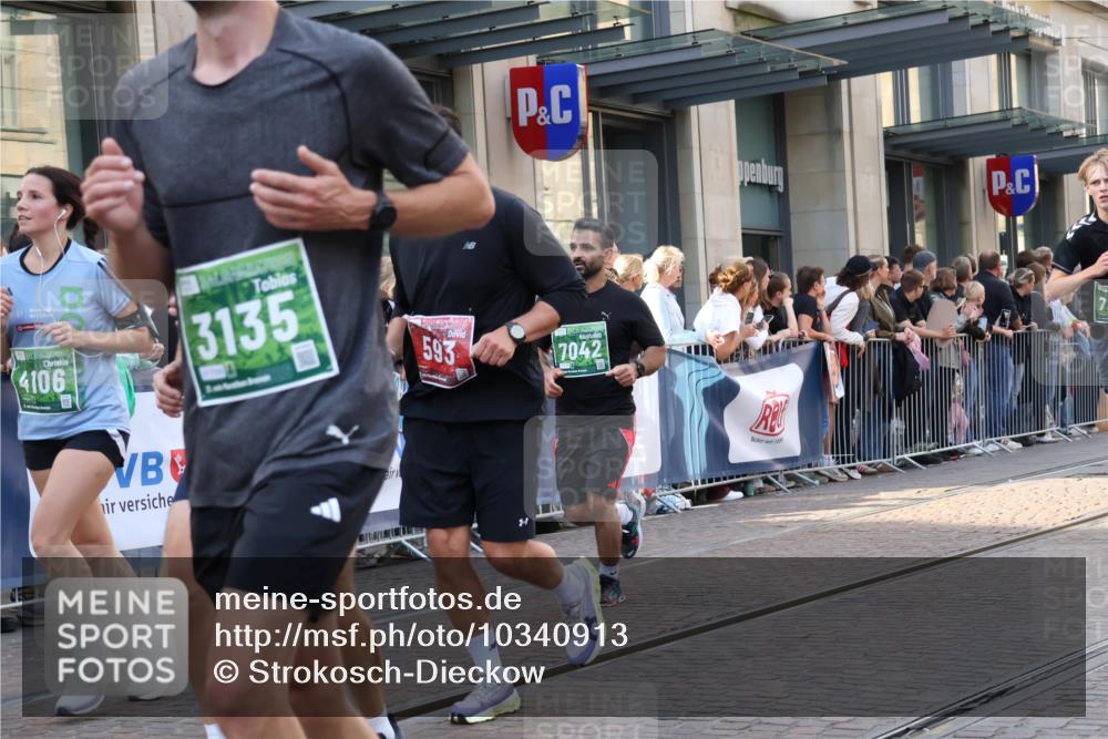 13.09.2026 - 21. swb-Marathon Bremen Strokosch-Dieckow http://msf.ph/oto/10340913 13.09.2026 13:27:33 Ziel 440, 488, 534, 762, 857, 1343, 1456, 1932, 2686, 3013, 3135, 3480, 3576, 3970, 4106, 4133, 4265, 4421, 4496, 4593, 4744, 5462, 6067, 6468, 6522, 7042, 7138, 7358, 8188, 8351, 8656, 9067, 9145, 9494, 9727, 13069, 13198, 242, 323, 593, 857, 940, 1006, 1373, 1574, 2345, 2668, 3273, 3385, 3460, 3496, 3521, 4421, 4558, 5081, 5220, 5290, 5358, 5557, 5616, 6071, 6288, 6306, 7110, 8219, 9159, 9343, 9760, 10112, 10113, 13147 meine-sportfotos.de